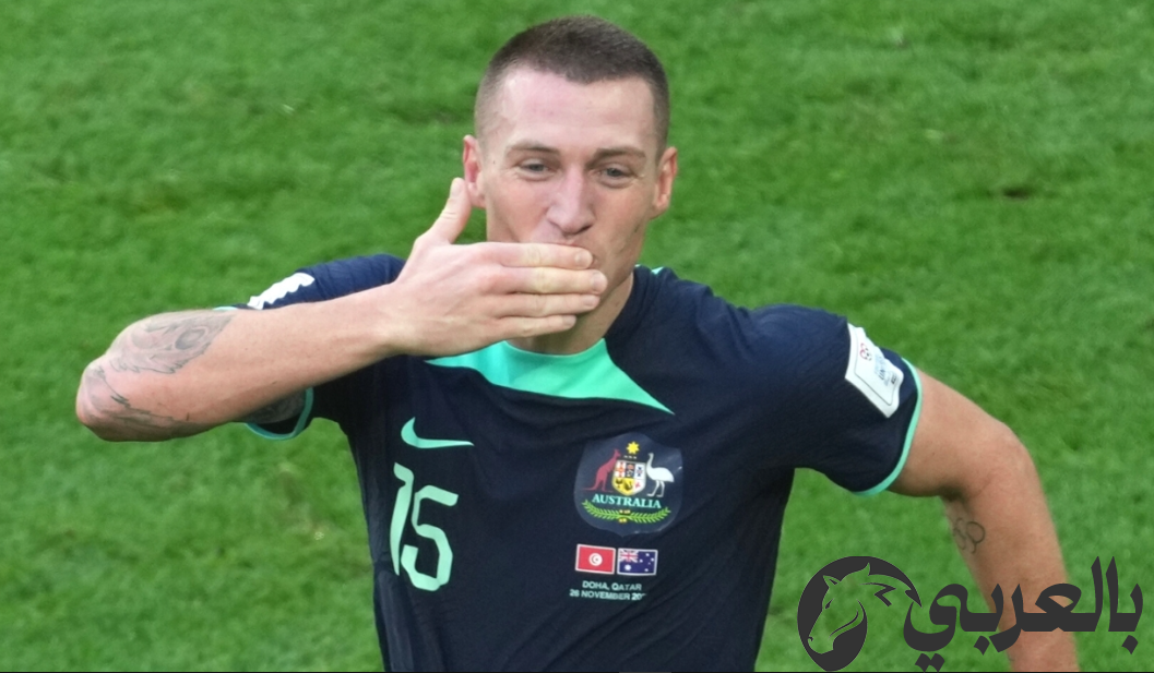 يشارك ميتش ديوك مهاجم المنتخب الأسترالي لحظة جميلة مع ابنه بعد هدف في كأس العالم